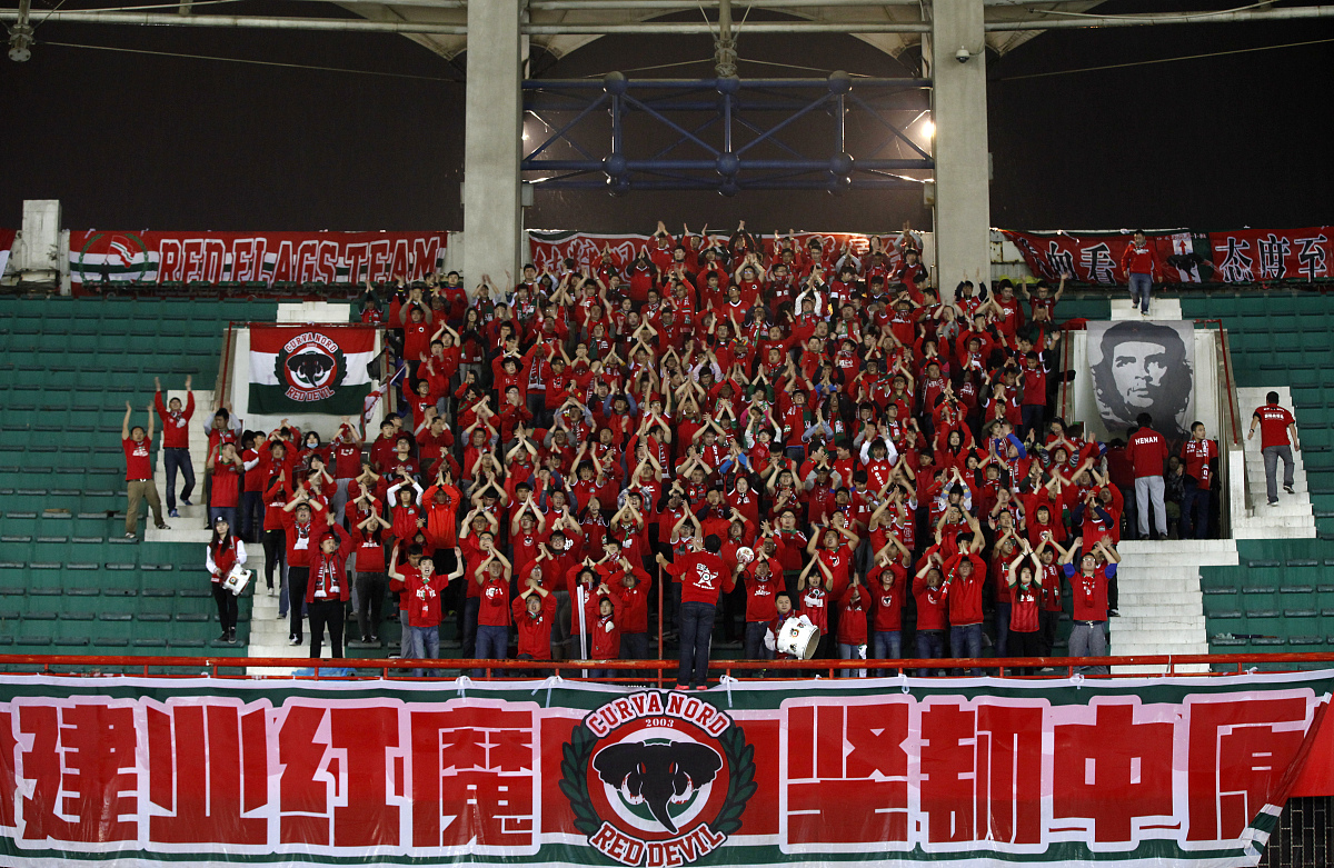 赛前中超传出新动向，曼联防线松动，管理层表态——更衣室稳定，球队文化再被提及(曼联赛前发布会)