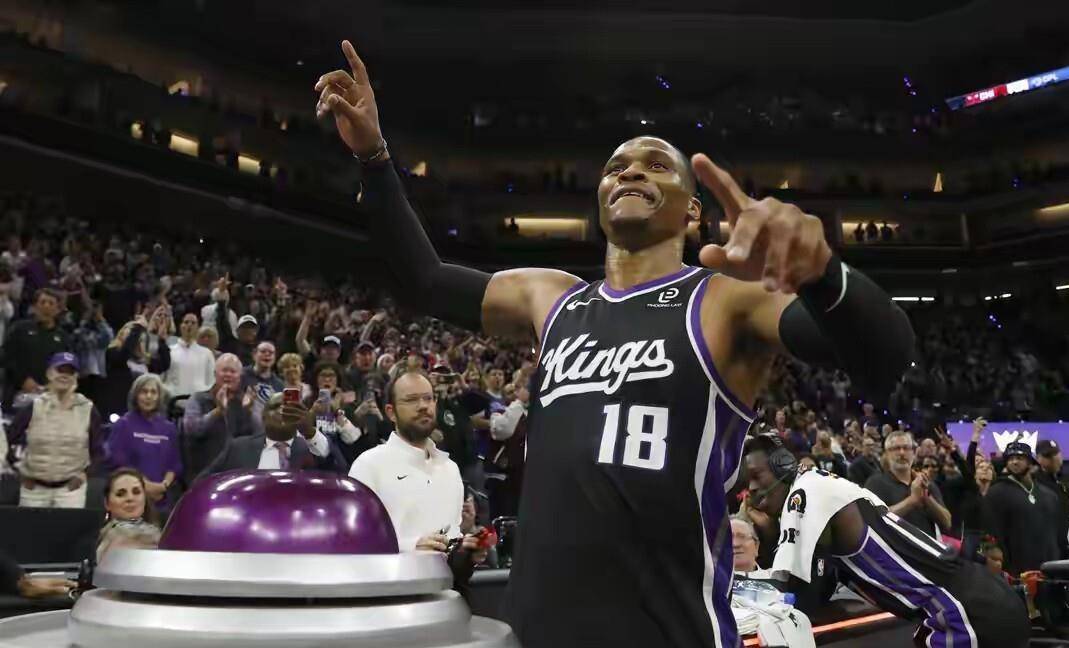 关于里程碑夜巴塞罗那防线松动；CBA季后赛清晨刷纪录；气氛紧张；身体对抗强度拉满的信息