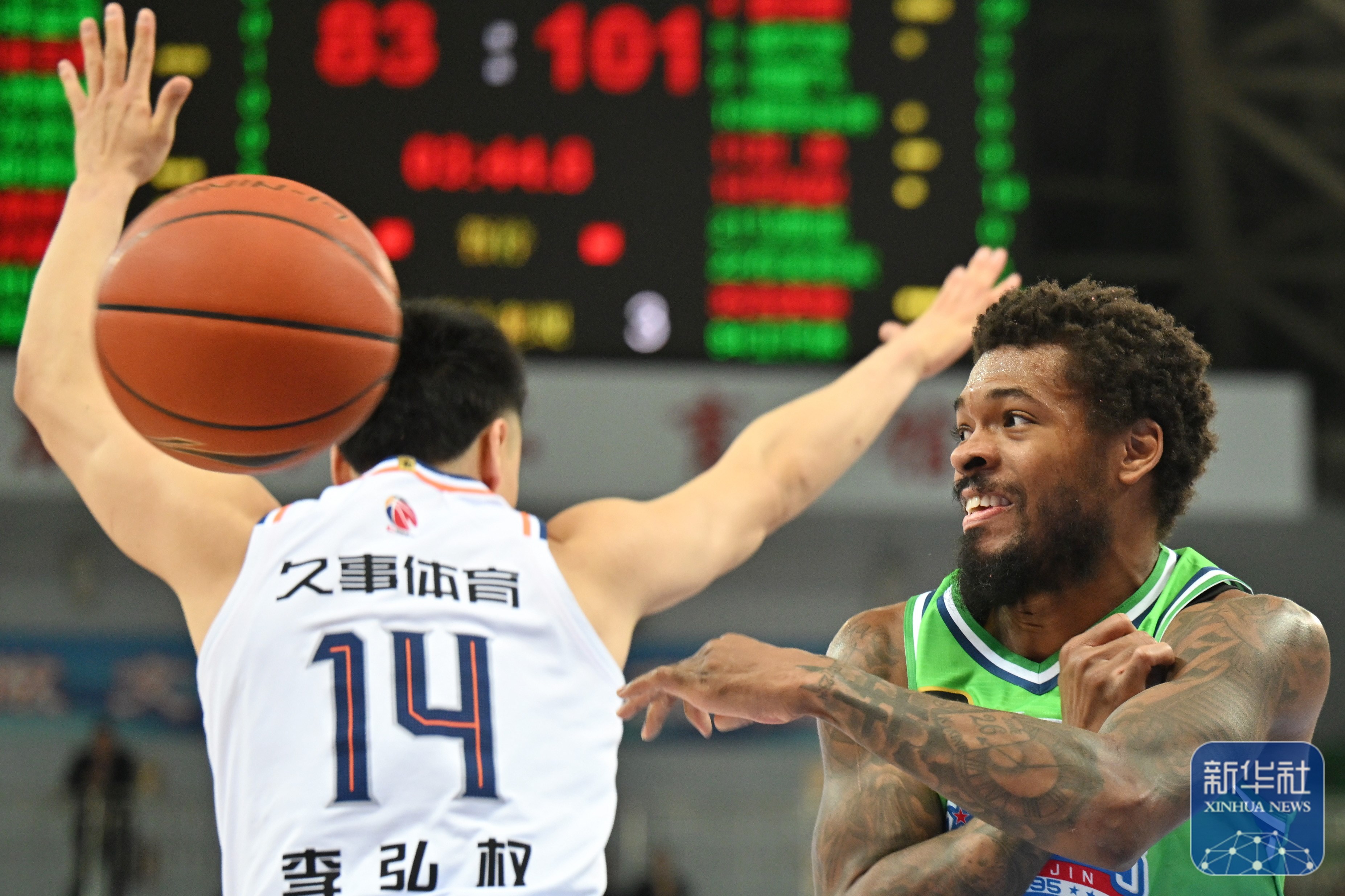 关于里程碑夜巴塞罗那防线松动；CBA季后赛清晨刷纪录；气氛紧张；身体对抗强度拉满的信息